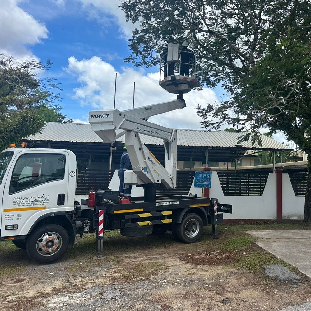 SHYT aerial lift truck set up for a tree job