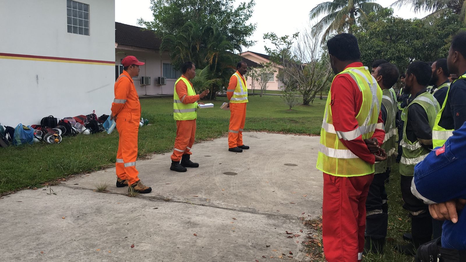SHYT supervisors giving a toolbox talk to the crew before work starts